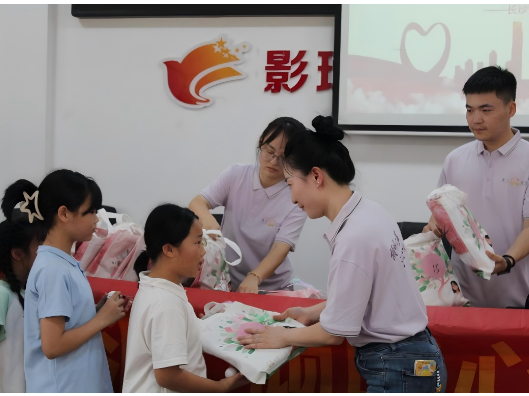 盲盒里的“情绪课”：长沙商贸旅游职院“桃子树洞”为乡村儿童解开心结