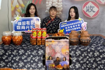 电商直播进库区 移民产品上“云端”—— 湖南水电职院师生赴娄底开展库区移民电商帮扶
