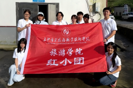 把直播间搬上南山牧场！长沙商贸旅游职院这群大学生“挤”出青春新活力