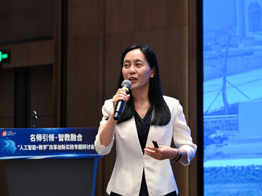 产教融合AI赋能 共育高技能人才 ——湖南铁道职院在全国职业学校教师创新发展联盟专题研讨会上作主题发言