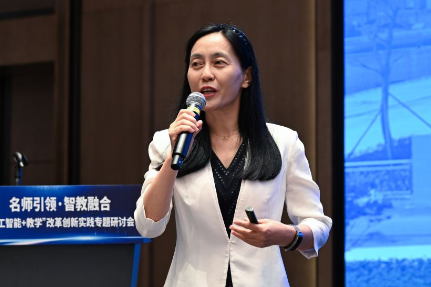产教融合AI赋能 共育高技能人才 ——湖南铁道职院在全国职业学校教师创新发展联盟专题研讨会上作主题发言