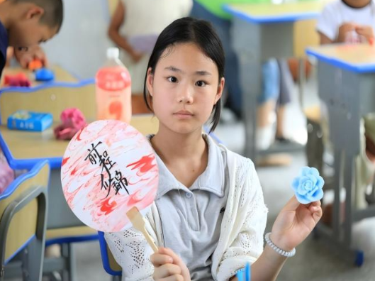 湖南机电职院现代服务学院：巧手绘漆扇，非遗润童心