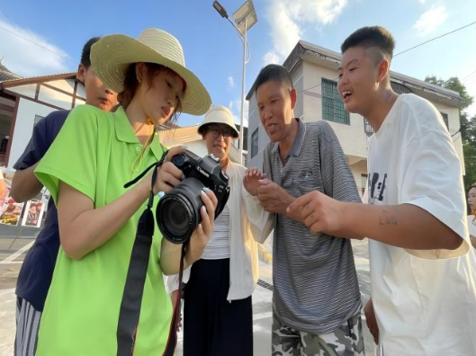 湖南机电职院现代服务学院：这群大学生把“照相馆”搬进了乡村
