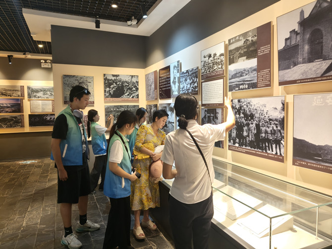 3.实践队员在耿传公祠寻访红色足迹2.jpg