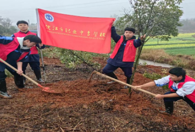 洪江市职业中专学校参加2025年全民义务植树活动