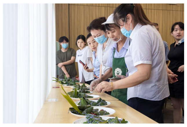 长沙航院：举办端午节师生包棕比赛