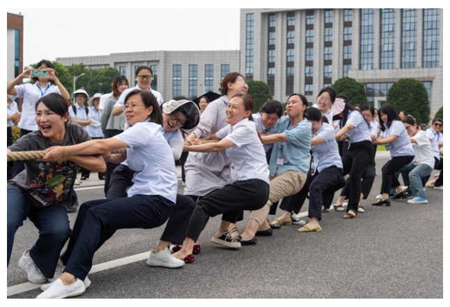 长沙航院：举行“凝心聚力迎校庆”教职工拔河比赛