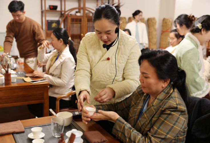 让柬埔寨友人解锁“湘茶”魅力——湖南商务职业技术学院对外开展“湘茶文化+职业技能”培训