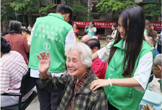 湖南有色职院：情系端阳节 文化进社区