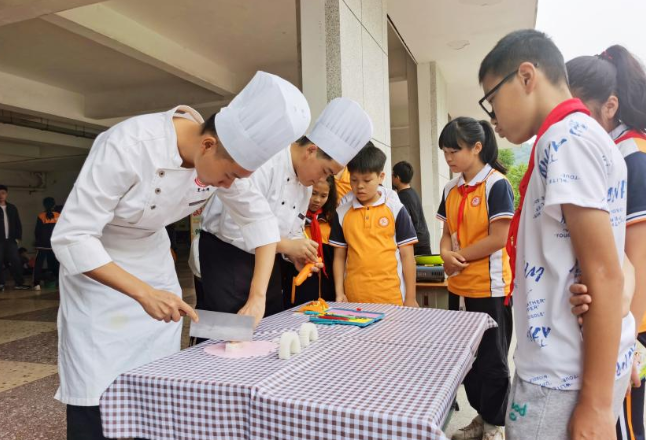 以劳育心，长沙商贸旅游职院学子走进小学教厨艺