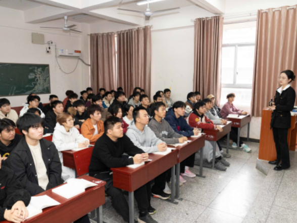 张家界航院：校领导深入思政课教学一线听课指导