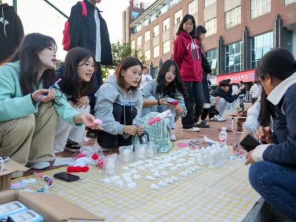 “校园集市”响起青春吆喝！张家界航院第一届“创业体验周”圆满落幕