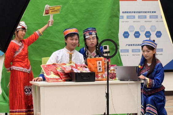 湘品“闯”南洋！这场00后主播全英文跨境直播亮相学校技能节