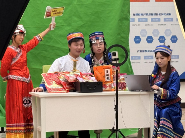 湘品“闯”南洋！这场00后主播全英文跨境直播亮相学校技能节