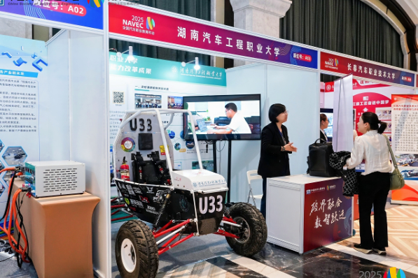 湖南汽车工程职业大学党委副书记、校长尹万建在第21届全国汽车职业教育年会上作主旨报告