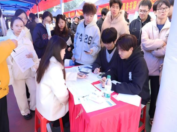 2025年湖南省高校就业常设市场 （智能制造类）秋季人才供需见面会在湖南机电职院圆满举办