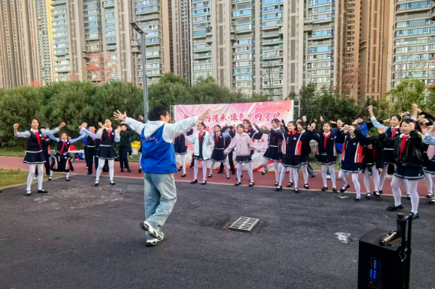 湖南体育职院：亲子健身操进社区，全民健身温暖相约