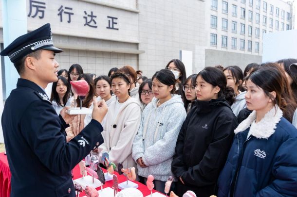 禁毒法治教育“零距离”，长沙这所高校师生走进戒毒所开展沉浸式研学