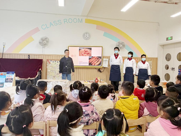 “减盐减油”从娃娃抓起！商贸学子把“健康厨房”搬进幼儿园