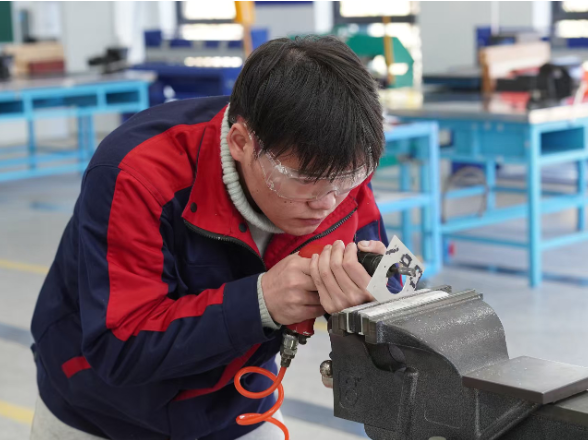 湖南汽车工程职业大学航空工程学院2025年“红飞鹰”技能文化节圆满落幕