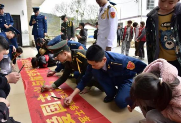 张家界航院：“爱国教育+航空科普”点燃少年强国梦