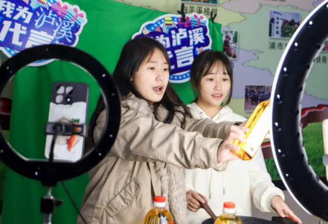 聚焦2025湖南职教周|火了农产品，宽了就业路——泸溪县第一职业中学“实战式”培养高质量电商人才