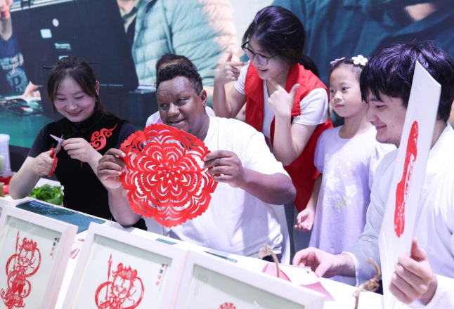 “一抹红” 剪出“中非情”——长沙职业技术学院特殊教育专业国创团队师生亮相第四届中国—非洲经贸博览会