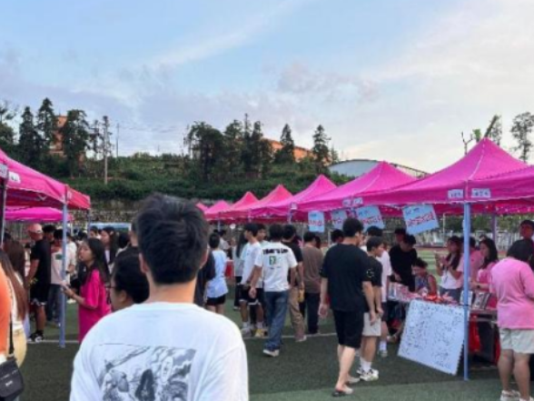 星光夜市点亮青春“循环经济”——湖南水利水电职业技术学院学子组织开展“星光夜市”跳蚤市场