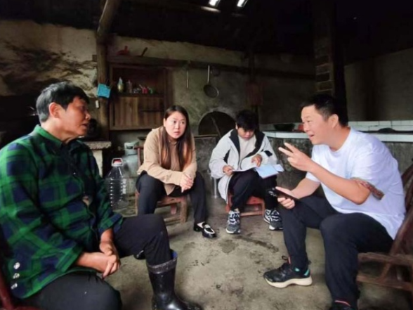 湖南机电职院驻三塘村乡村振兴工作队积极开展走访慰问活动