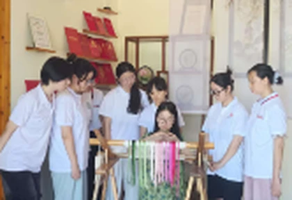 当“桃源刺绣”遇上“果香梨韵”——湖南工艺美院“针情桃源”团队赴梨子岗村开展乡村振兴实践