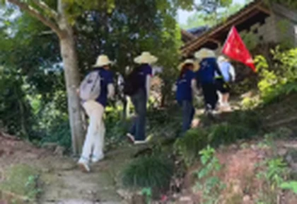 湖南有色金属职院“三下乡”社会实践团走进王家坪村开展资助政策宣传