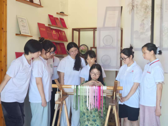 当“桃源刺绣”遇上“果香梨韵”——湖南工艺美院
