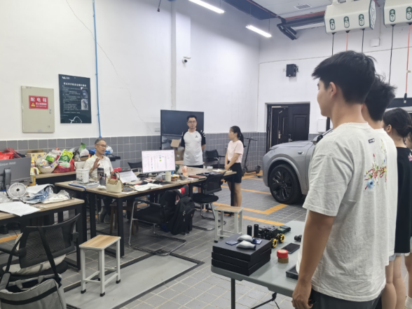 湖南汽车工程职业大学：校长尹万建看望慰问学校2025年世界职业院校技能大赛备赛师生