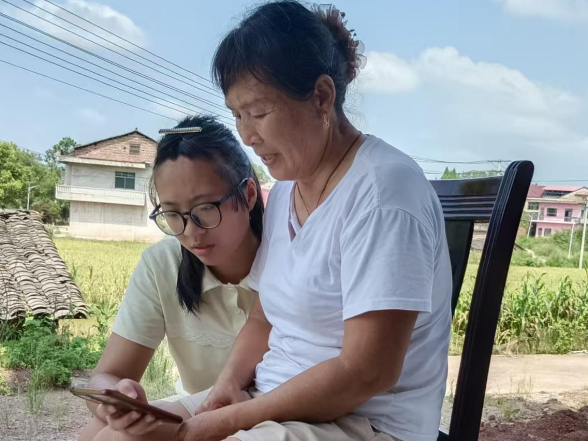 长沙商贸旅游职院：搭建“数字桥梁” 温暖“一老一小”