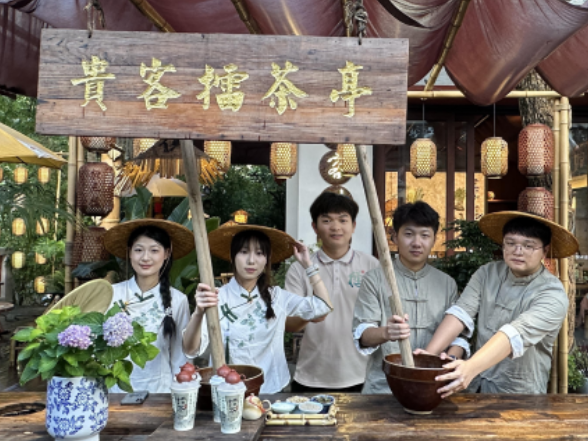 体验+表演+直播，大学生创业团队助力非遗擂茶“活”起来