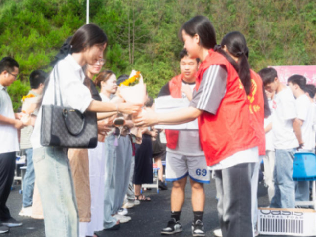 当教师节邂逅开学典礼，通道职中这样向“匠心引路人”致敬                 