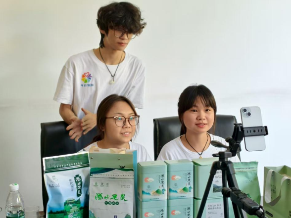 直播带货卖好茶 毛尖飘香助振兴——长沙职业技术学院和谐社会促进会志愿服务队在宁乡沩山开展助农直播