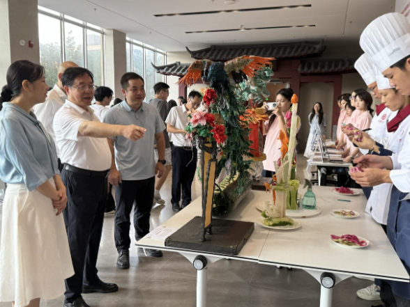 舌尖第一课：长沙商贸旅游职院湘菜学院988名新生沉浸式体验非遗面塑与AR烹饪