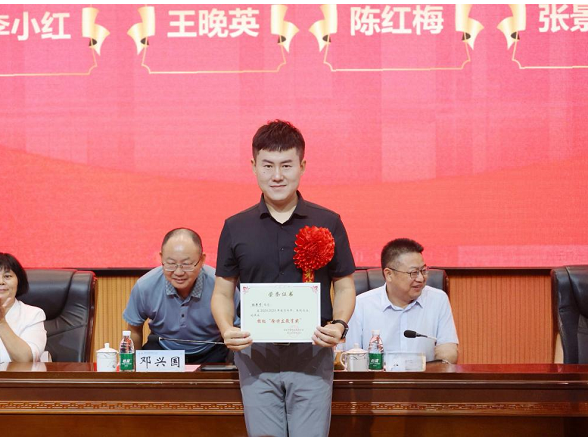 “美育先锋”用歌声传递信仰 用服务温暖人心——湖南工程职院教师张景贤荣获校级徐特立教育奖