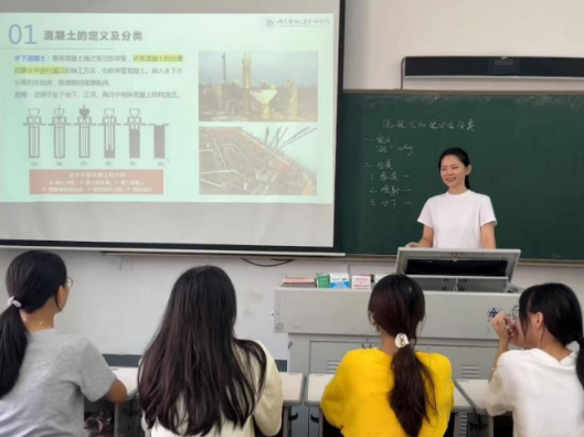 危急时刻！湖南劳动人事职院教师陈奕琳海滩成功施救溺水者