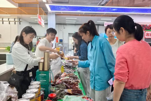 “山货出山进校园，消费帮扶促振兴”——湖南机电职院举办龙山农特产品展销会