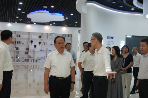 湖南省人大常委会副主任、省总工会主席周农来湖南汽车工程职业大学调研