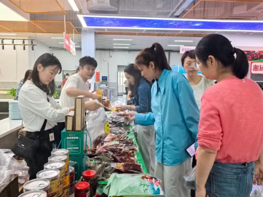 “山货出山进校园，消费帮扶促振兴”——湖南机电职院举办龙山农特产品展销会