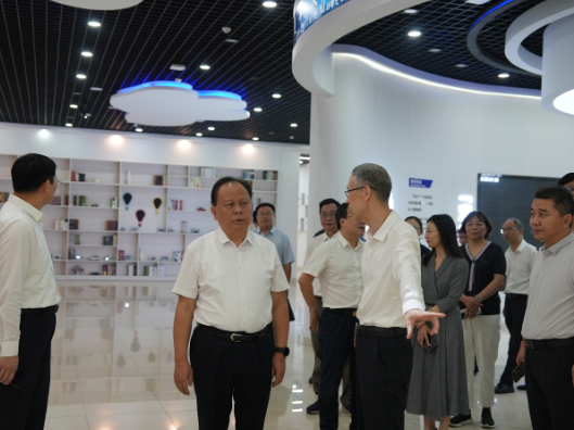 湖南省人大常委会副主任、省总工会主席周农来湖南汽车工程职业大学调研