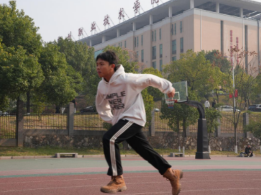郴州职院：独臂青年跑出青春“加速度”