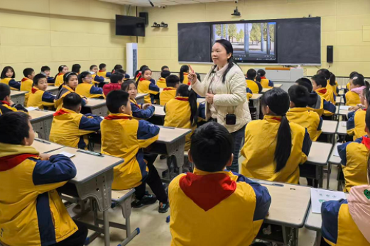 湖南工程职院：党员教师下乡来为乡村孩子揭秘“像搭积木一样盖房子”