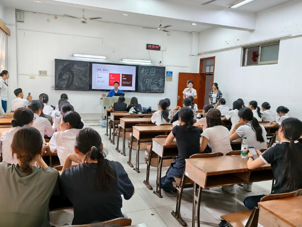 长沙航院管理学院开展“校园脱口秀，解压喜乐汇”主题活动