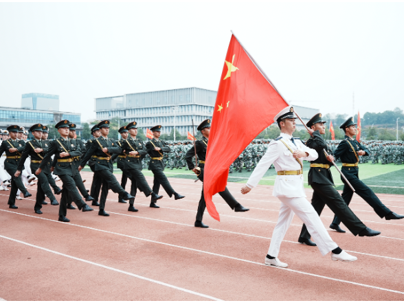 迷彩铿锵  青春滚烫——湖南汽车工程职业大学举行2026级新生军训总结表彰大会暨开学典礼
