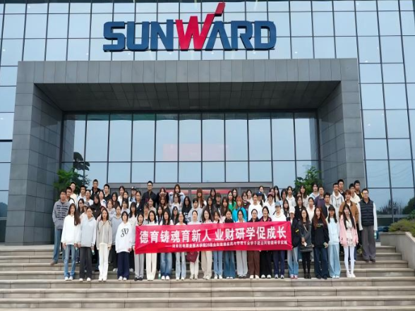 湖南机电职院：现代服务学院业财数据应用与管理专业开展“德育大课堂”走进山河智能研学活动