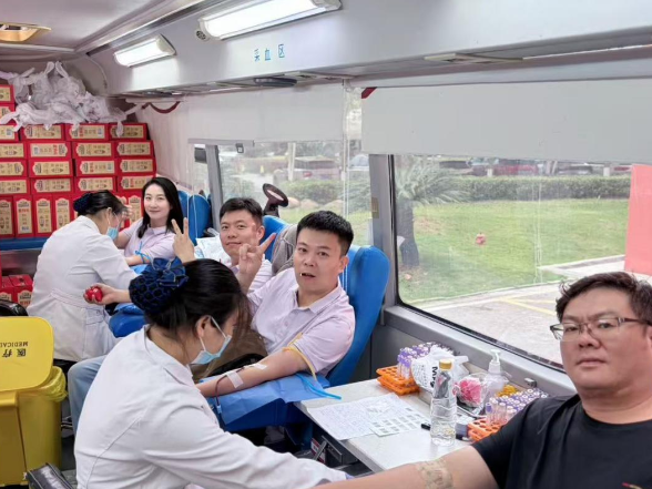 “走，献血去！”这所高职院校668名师生挽袖热血接力